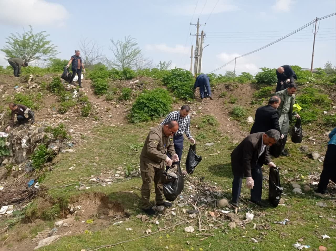برنامه پاکسازی محیط از زباله به مناسبت روز زمین پاک در روستای توسه سرای شاندرمن
