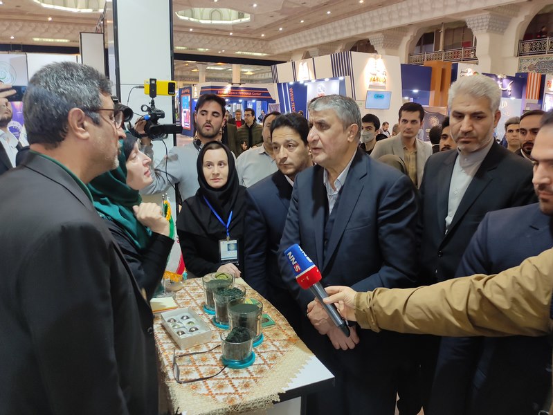 بازدید رئیس سازمان انرژی اتمی از غرفه پارک علم و فناوری گیلان
