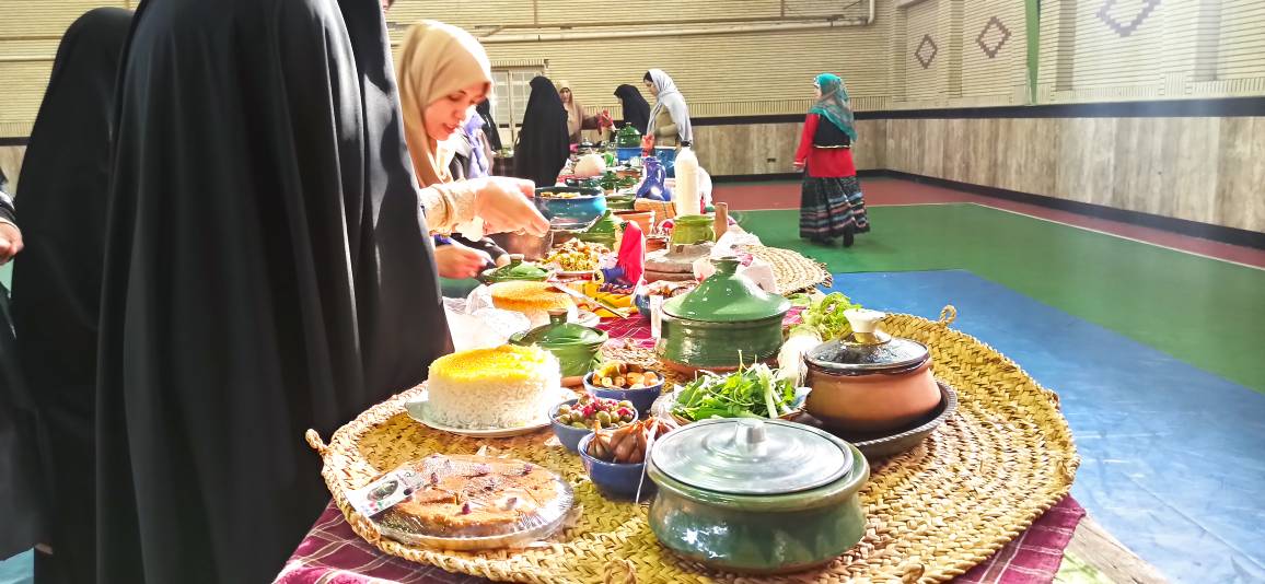 جشنواره غذای محلی به مناسبت دهه مبارک فجر در لاهیجان