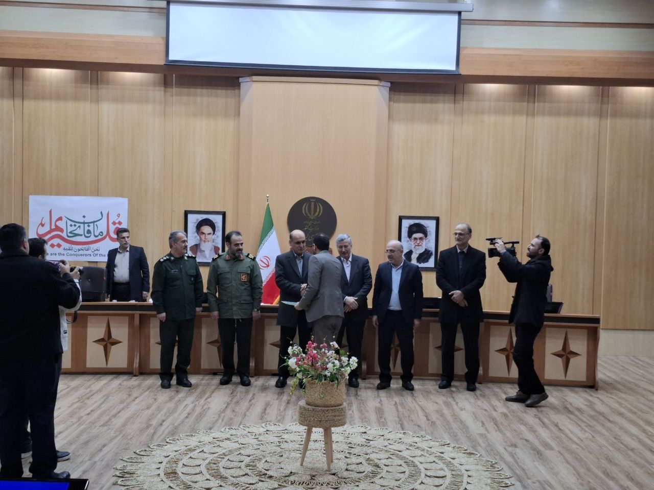 رونمایی از پوستر شعار سال انقلاب در رشت